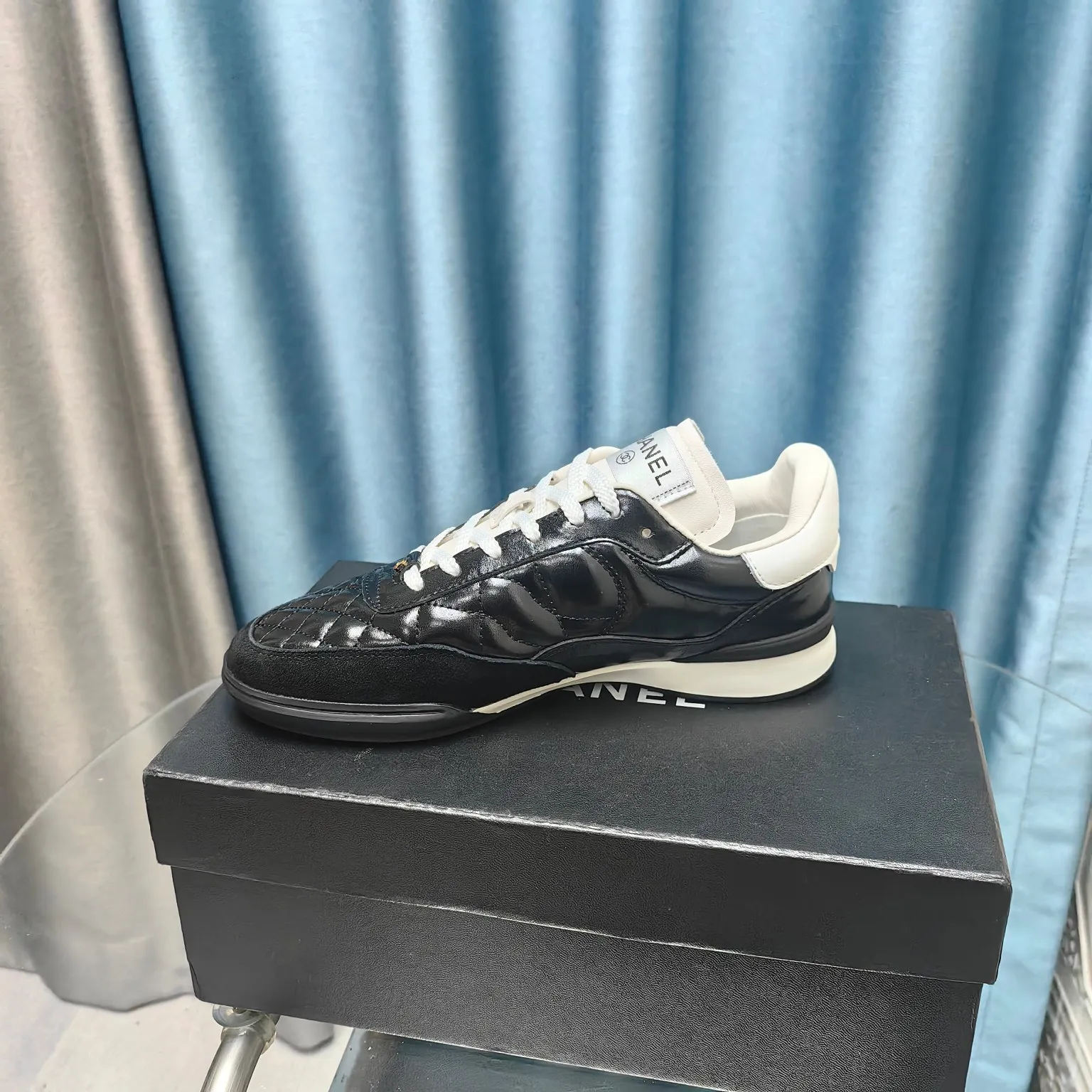 👟👟Ex-factory price 520👟👟 Chanel Chanel - 2024 counter top casual sports shoes This classic design; the upper is electro-embroidered with a variety of techniques; the outsole is fashionable and sporty; it is unusual to incorporate a variety of color matching elements... The diversified mix and match is very beautiful and versatile, casual, fashionable, sports and outdoor can be taken into account... ꫛꫀꪝ Go➫ Material: ❶Upper made of: Original imported mixed-breed sheep ❷Inside made of: original imported breathable sheepskin ❸Outsole based on: original TPU outsole Full set of boutique packaging for women 35–41